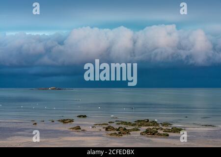 Frankreich - Bretagne - August 2020 - eine Störung ist heute Abend am Strand sichtbar. Der Sturm kommt Stockfoto