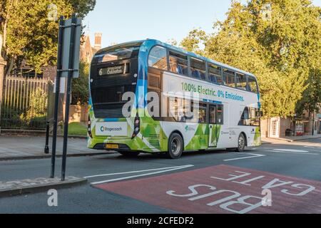 Der Elektrobus Cambridge Citi 6. Der Elektrobus ist 100% elektrisch, 0% Emissionen.ein Elektrobus emittiert 81 Tonnen weniger von C02 pro Jahr. Stockfoto