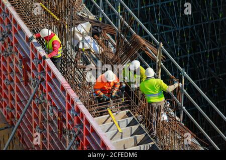Deutschland - Bauindustrie, Bauarbeiter arbeiten auf einer Baustelle. Stockfoto