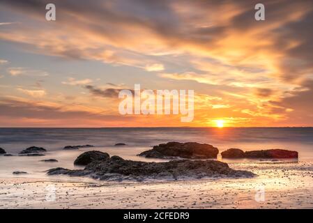 Frankreich - Bretagne - August 2020 - herrlicher Sonnenuntergang am Strand der Goldmine in Morbihan. Stockfoto