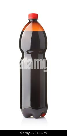 Plastikflasche mit dunklem Bier isoliert auf weiß Stockfoto