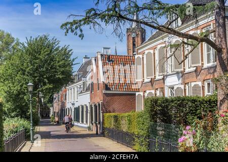Historische Straße mit alten Häusern und Kirchturm in Loenen aan de Vecht, Niederlande Stockfoto