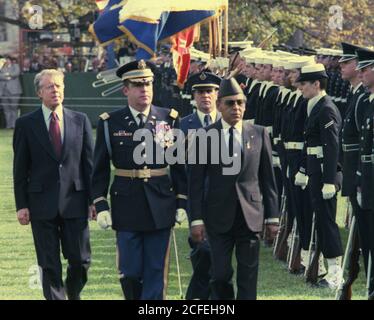 Jimmy Carter und König Hassan II. Überprüfen Truppen während der Ankunftszeremonie für den König von Marokko. Ca. 11/14/1978 Stockfoto