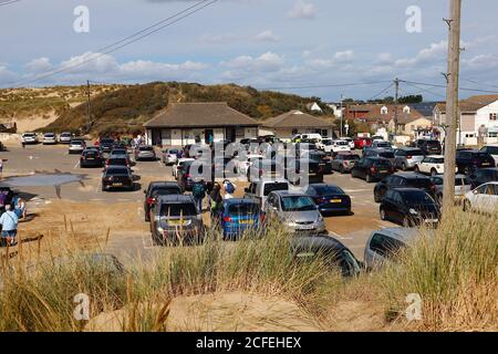 Camber, East Sussex, Großbritannien. September 2020, 05. UK Wetter: Sonnige Intervalle hier am Camber Sands in East Sussex. Viele Familien genießen das milde Wetter. Vielbeschäftigter Camber Sands Parkplatz. Foto: Paul Lawrenson-PAL Media/Alamy Live News Stockfoto