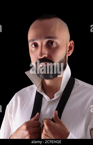 Schöner hispanischer Mann, der sich verkleidet und die Kamera anschaut Stockfoto