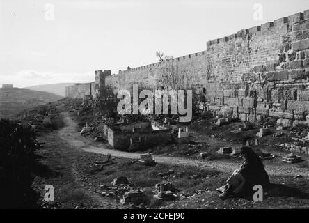 Bildunterschrift: Um die Stadtmauer [Jerusalem]. Die Ostwand mit der Herodianischen Mauer und dem Goldenen Tor - Ort: Jerusalem ca. 1920 Stockfoto