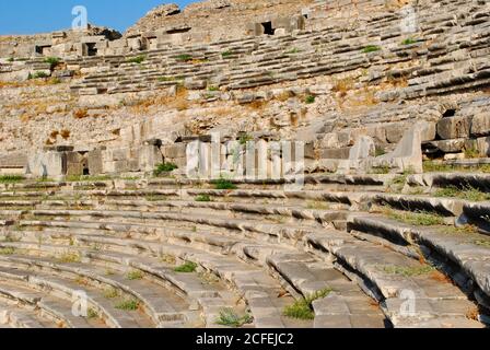 Ein hellenistisches Theater aus dem Jahr 500 v. Chr. mit der Patina der Natur in Milet, einer antiken hellenistischen Stadt an der Westküste der Türkei. Milet Türkei Stockfoto