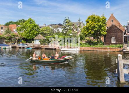 Touristen, die eine Bootsfahrt auf dem Fluss Vecht in Loenen, Niederlande Stockfoto