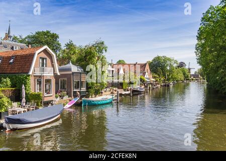 Alte Häuser am Fluss Vecht in Loenen, Niederlande Stockfoto