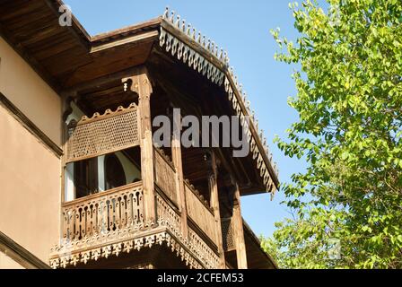 Niedriger Winkel von schönen Fenstern eines Ottomanen Haus in Safranbolu gegen blauen Himmel. UNESCO-Weltkulturerbe. Türkei Stockfoto