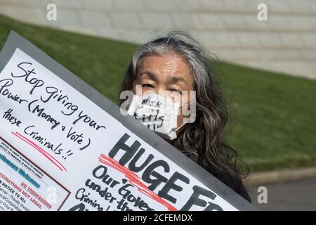 Melbourne, Australien 5 Sep 2020, hält eine Protesterin ihr Plakat beim Freedom Day Anti-Maske und Anti-Lockdown Protest auf den Stufen des Schreins der Erinnerung in Melbourne Australien. Kredit: Michael Currie/Alamy Live Nachrichten Stockfoto