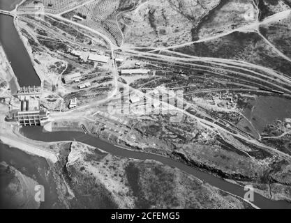 Middle East History - Blick aus der Luft auf Palästina. Palestine Electric Corporation Establishment (P.E.C.) Das Rutenberg Hydro-Electric Werk in Jisr Majamieh. Das P.E.C. arbeitet. Unterteil. Head-Race Kanal Kraftwerk Tail-Race Kanal und Werkhallen Stockfoto