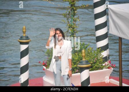 4. September 2020, Venezia, Lazio, ITALIA: 02/09/2020 Venedig, 77. Internationale Filmfestspiele von Venedig, die Ankunft von Nieves Alvarez (Bild: © Fabio Sasso/ZUMA Wire) Stockfoto