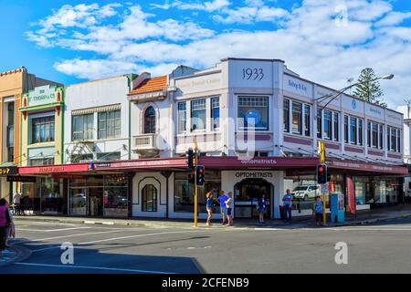 Napier, Neuseeland. Einige der berühmten Art déco-Architektur der 1930er Jahre an der Ecke der Hastings und Tennyson Street. 23/2018 Stockfoto