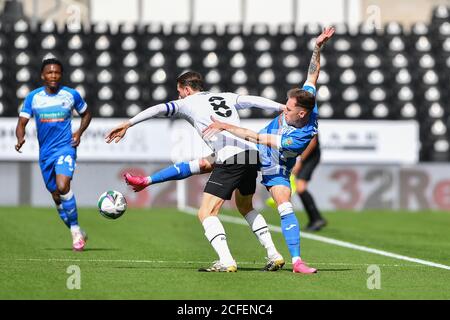 DERBY, ENGLAND. 5. SEPTEMBER Josh Kay of Barrow kämpft mit Max Bird of Derby County während des Carabao Cup-Spiels zwischen Derby County und Barrow im Pride Park, Derby (Kredit: Jon Hobley - MI News) Kredit: MI News & Sport /Alamy Live News Stockfoto