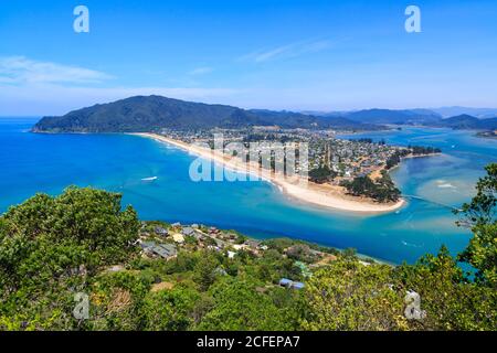 Pauanui, ein Küstenurlaubsort auf der Coromandel Halbinsel, Neuseeland, von einem Aussichtspunkt hoch auf dem nahe gelegenen Mount Paku aus gesehen Stockfoto