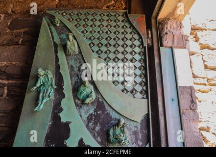 Ein Blatt des 'Door of Heaven', Kunstwerk des neapolitanischen Künstlers Lello Scorzelli, in der Kirche St. Peter, Porto Venere, La Spezia, Ligurien, Italien Stockfoto