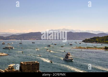 Hochwinkel Blick auf den Golf der Dichter mit vielen Booten auf See in der Bocche Kanal zwischen Porto Venere und Palmaria Insel, La Spezia, Ligurien, Italien Stockfoto