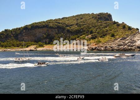 Blick auf den Bocche Kanal zwischen dem Fischerdorf Porto Venere und der Palmaria Insel mit vielen Booten auf See, La Spezia, Ligurien, Italien Stockfoto