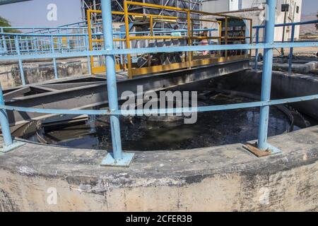 Eine Kläranlage, die schwarzes Wasser zu grau behandelt Wasser und verwenden Sie es in der Landwirtschaft Stockfoto