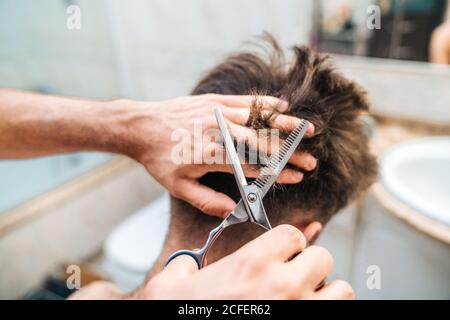 Asiatisches Mädchen, das im Büro mit einem anderen Cowoker in ihrem Laptop arbeitet Stockfoto