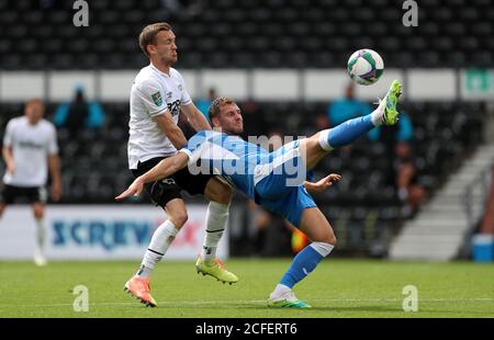 Mike te Wierik von Derby County (links) und Jack Hindle von Barrow kämpfen während des Carabao Cup-Spiels in Pride Park, Derby, um den Ball. Stockfoto