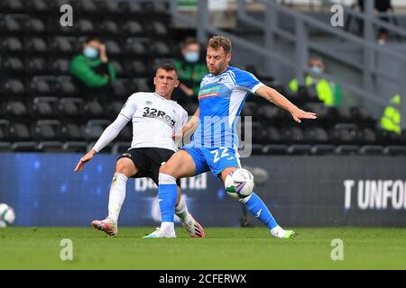 DERBY, ENGLAND. 5. SEPTEMBER Jack Hindle of Barrow kämpft während des Carabao Cup-Spiels zwischen Derby County und Barrow im Pride Park, Derby (Kredit: Jon Hobley - MI News) Kredit: MI News & Sport /Alamy Live News Stockfoto