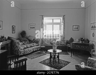 Bildunterschrift: Dr. C. MacLean Ajlun. Gilead Mission Hospital. Im Wohnzimmer des Arztes - Ort: Jordan--Ê»AjlÅ«n ca. 1940-1946 Stockfoto