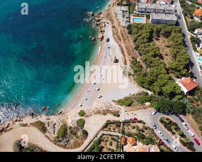 Luftaufnahme eines kleinen Strandes im mittelmeer. Cala del Pinar, nördlich der Stadt Vinaros in Valencia, Spanien. Stockfoto