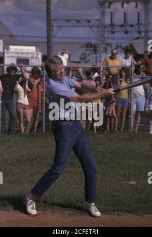 Jimmy Carter bei Fledermaus während eines Softballspiels in Plains GA Ca. Juli 1977 Stockfoto