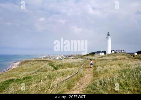 Der Leuchtturm Hirtshals Fyr über der Stadt Hirtshals in Jütland, Dänemark mit Blick auf den Skagerak, Nordsee Stockfoto