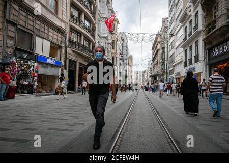 Istanbul, Türkei. September 2020. Ein Mann, der am 5. September 2020 auf der Istiklal Avenue in Istanbul inmitten der anhaltenden Coronavirus-Pandemie in Istanbul, Türkei, spazierend ist. (Foto von Tunahan Turhan/INA Photo Agency) Quelle: SIPA USA/Alamy Live News Stockfoto