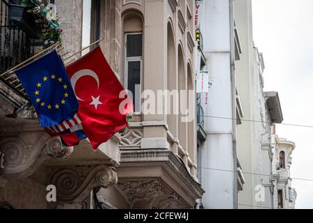 Istanbul, Türkei. September 2020. Die Flaggen der Europäischen Union und der Türkei fliegen am 5. September 2020 auf der Istiklal Avenue in Istanbul Seite an Seite. (Foto von Tunahan Turhan/INA Photo Agency) Quelle: SIPA USA/Alamy Live News Stockfoto