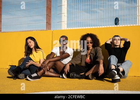 Fröhliche junge multirassische weibliche Studenten genießen Zeitvertreib im Stadion Stockfoto
