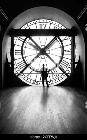 Uhr mit einer Silhouette eines Mannes, Musée d'Orsay, Paris, s/w-Bild. Stockfoto