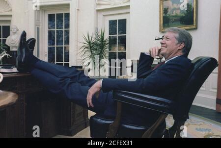 Jimmy Carter sitzt im Oval Office ca. 18. April 1978 Stockfoto