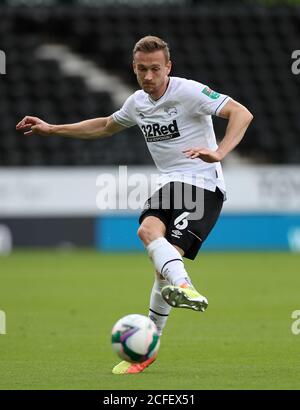 Mike te Wierik von Derby County während des ersten Rundenmatches des Carabao Cups im Pride Park, Derby. Stockfoto