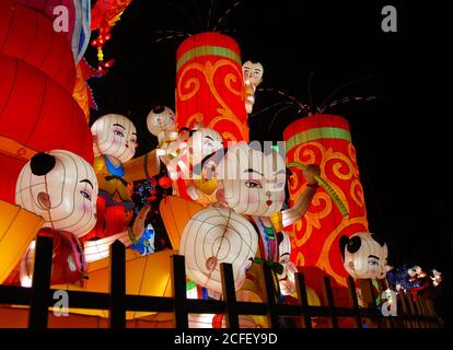 Das Zigong Laternenfest in Zigong, Sichuan, China. Laterne Anzeige, die kleine Kinder darstellt. Stockfoto