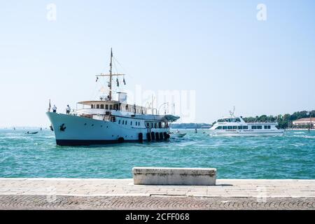 Atmosphäre rund um Venedig am Samstag 5 September 2020 in , Venedig. Allgemeiner Blick auf die Waterfront mit großen Yachten, die festgemacht sind. Bild von Julie Edwards. Stockfoto