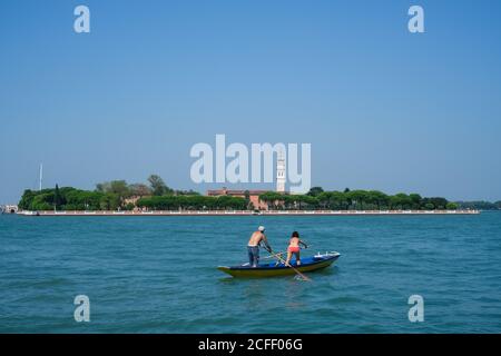 Atmosphäre rund um Venedig am Samstag 5 September 2020 in , Venedig. Ein Paar fährt mit dem Boot über die Lagune. Bild von Julie Edwards. Stockfoto