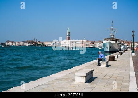 Atmosphäre rund um Venedig am Samstag 5 September 2020 in , Venedig. Allgemeiner Blick auf die Waterfront mit großen Yachten, die festgemacht sind. Bild von Julie Edwards. Stockfoto