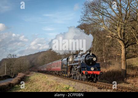 BR 4MT 4-6-0 No. 75069 passiert Northwood Lane auf der Severn Valley Railway, Worcestershire, Großbritannien Stockfoto