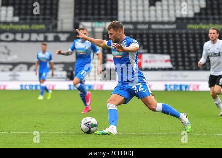 DERBY, ENGLAND. 5. SEPTEMBER Jack Hindle von Barrow Reihen einen Schuss auf das Tor während des Carabao Cup-Spiel zwischen Derby County und Barrow im Pride Park, Derby (Kredit: Jon Hobley - MI News) Kredit: MI News & Sport /Alamy Live News Stockfoto