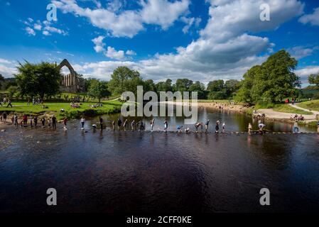 Bolton Abbbey in den Yorkshire Dales Stockfoto