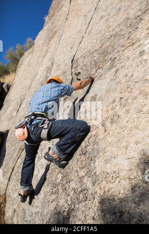 Von unten von unerkennbaren Free Climber Klettern in der Natur Stockfoto