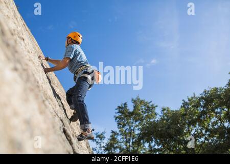 Von unten von unerkennbaren Free Climber Klettern in der Natur Stockfoto