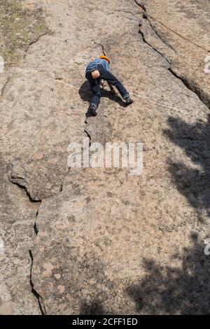 Von unten von unerkennbaren Free Climber Klettern in der Natur Stockfoto