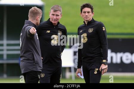 Trainer der Republik Irland Damien Duff (links), Manager Stephen Kenny (Mitte) und Trainer Keith Andrews während des Trainings im FAI National Training Center, Abbotstown, Irland. Stockfoto