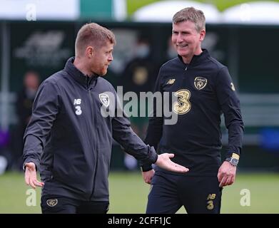 Trainer der Republik Irland Damien Duff (links) und Manager Stephen Kenny während des Trainings im FAI National Training Center, Abbotstown, Irland. Stockfoto