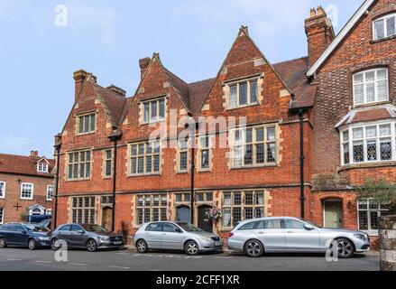 3-stöckige Stadthaus-Terrasse aus rotem Backstein, Grade II, erbaut 1880 vom Architekten J A Hansom in der Maltravers Street in Arundel, West Sussex, England. Stockfoto